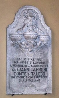 Targa in memoria di Gianni Caproni nell'atrio del palazzo