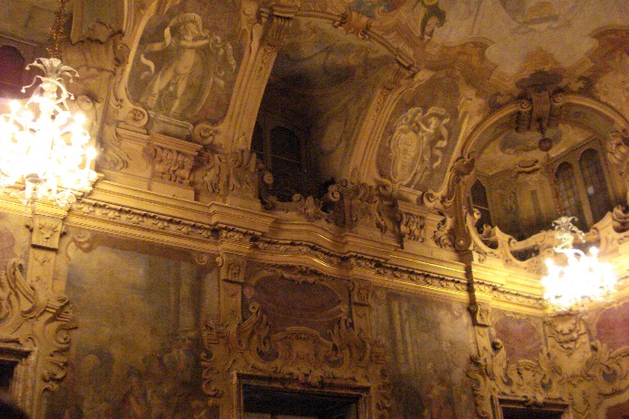 Il salone con gli affreschi del Turri