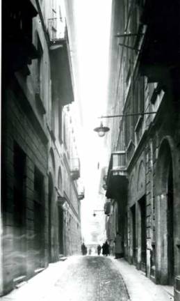 Il vicolo di S. Giovanni in Conca in una foto del 1910 del Civico Archivio Fotografico di Milano