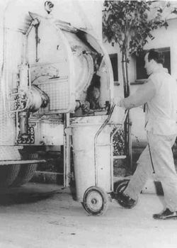 Svuotamento e lavaggio dei bidoni metallici (inizio anni 60)
