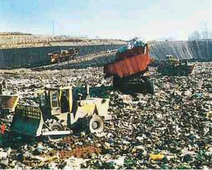 Scarico e compattazione dei rifiuti in una discarica controllata (anni 70)