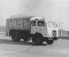 Camion compattatore per la raccolta dei bidoni metallici (anni 60)