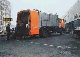 Camion compattatore per la raccolta dei sacchi di plastica (anni 70)