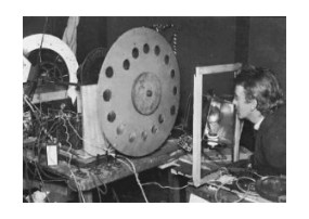 John Baird con uno dei suoi primi apparati a disco di Nipkow (verso il 1925)