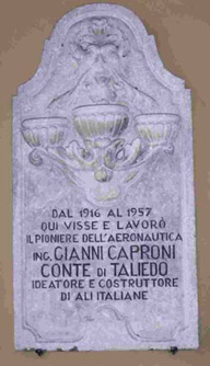 Lapide che ricorda Gianni Caproni, nellatrio del palazzo di famiglia, in via Durini, a Milano