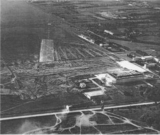 Ampliamento del piazzale di sosta di Linate: la nuova costruzione taglia la vecchia pista (ottobre 1958)