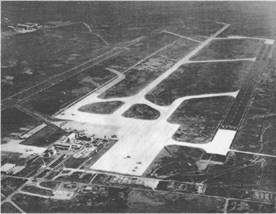 Laeroporto di Malpensa con la nuova pista ovest completata e la pista est ancora da prolungare (1957)