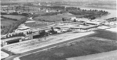 Laerostazione ed il piazzale nord (riservato allAviazione Generale) dellAeroporto di Linate, anni 60