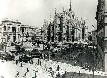 Il Carosello dei tram in piazza Duomo