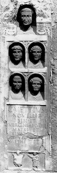 La lapide dei Vetti nella Porta Romana con il sagario che misura la stoffa a braccia