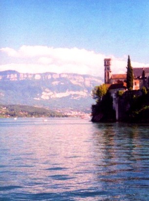 L'abbazia di Hautecombe vista dal lago Bourget