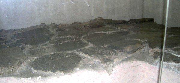 Il basolato romano esposto nel mezzanino della MM3 Missori