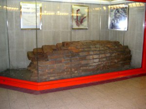 La fognatura romana esposta nel mezzanino della MM3 Missori