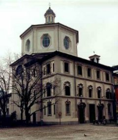 La chiesa di S. Bernardino alle Ossa (esterno)