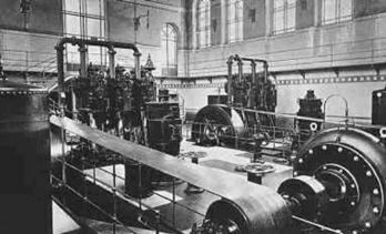 Motrici a vapore e trasmissione a cinghia per l’azionamento delle pompe (Centrale Comasina)