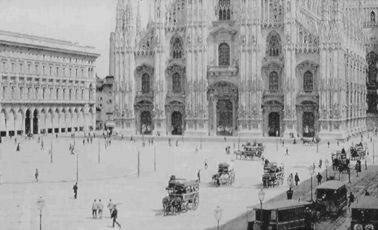 P.za Duomo verso 1885, ancora illuminata da numerosi lampioni a gas (si intravede la ciminiera della C.le di Santa Radegonda, non ancora usata per l’illuminazione pubblica)