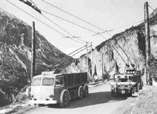 Camion elettrici usati nella costruzione della diga AEM di S.Giacomo, in Val Fraele (anni ’40)