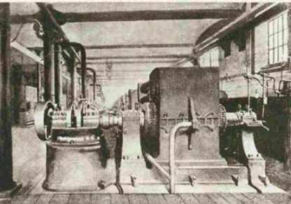 L’interno della Centrale di S. Radegonda, con le sei dinamo Jumbo e le relative motrici a vapore (1883)