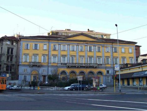 Edificio della prima stazione della Milano-Monza, via Monte Grappa, ora edificio di servizio delle FF.SS. La facciata attualmente visibile è quella che si trovava dal lato opposto ai binari
