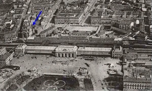La vecchia stazione centrale priva della grande tettoia, in una foto aerea del 1921 (notare la posizione rispetto alla chiesa di San Gioacchino)