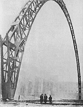 Montaggio della prima centina delle tettoie in acciaio (1929)