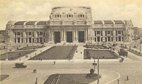 La stazione e la piazza antistante negli anni ‘30