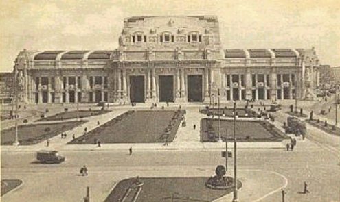 La stazione e la piazza antistante negli anni 30