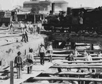 Lavori di costruzione del sottopasso del collettore di Nosedo allo Scalo Ferroviario di P.ta Romana (1901)