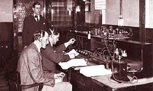 Il primo studio radiofonico della BBC a Savoy Hill, Londra (1922)