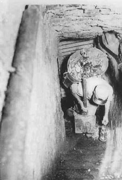 Spazzini 'minatori' nelle ruere dei palazzi milanesi (anni ‘50)