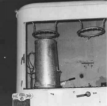 Svuotamento e lavaggio dei bidoni metallici (inizio anni ’60)