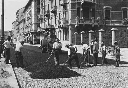 Stesura di malta bituminosa direttamente sul precedente fondo in acciottolato (verso il 1930)