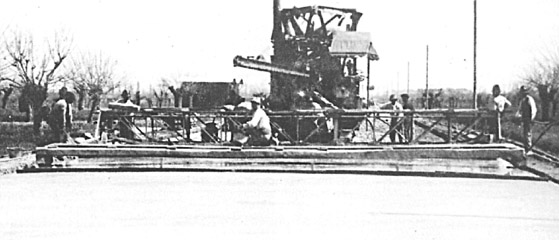 Betoniera al lavoro per la stesura del manto stradale in calcestruzzo dell’autostrada Milano-Laghi (verso il 1924)