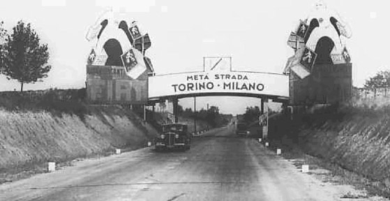 Pubblicità sulla autostrada Torino-Milano (verso il 1933)