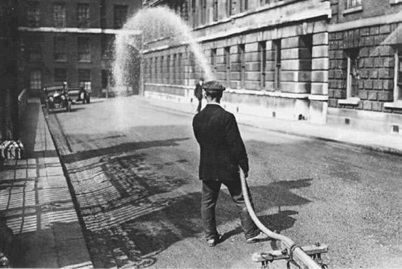 Annaffiatura di strade in macadam, per il controllo della polvere (verso il 1920)