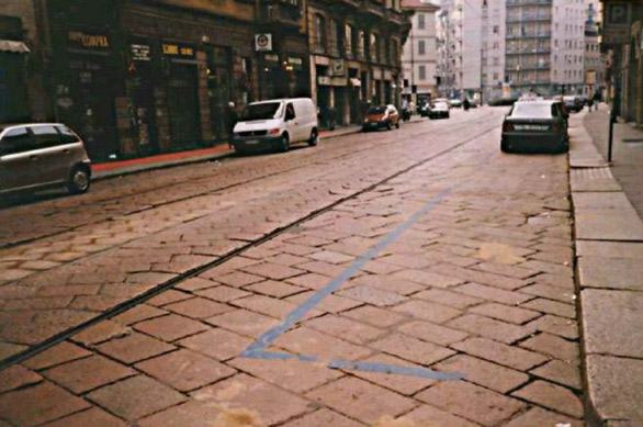 Strada lastricata a corsi inclinati di granito, con inserimento dei binari del tram (tecnica adottata verso fine ‘800)