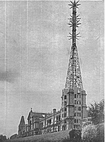 Lantenna TV sul Alexandra Palace della BBC a Londra (1936)