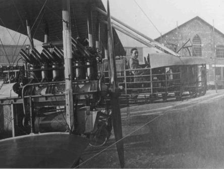 Uno dei capannoni di Taliedo sullo sfondo di un biplano da bombardamento della prima guerra mondiale