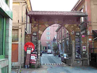 Stato attuale degli edifici che si affacciano sulla via Mecenate: lingresso al numero civico 84