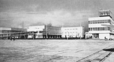 Il piazzale di sosta e la prima aerostazione di Linate, 1937
