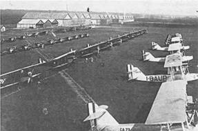 Caccia e bombardieri sul campo militare della Malpensa (1930)