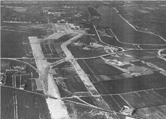 La nuova pista di Linate in costruzione (aprile 1959): la pista taglia la vecchia Paullese