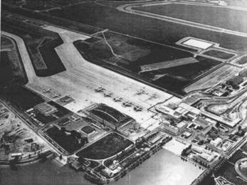 Piazzali, testata pista principale e, sullo sfondo, pista turistica di Linate, anni 60